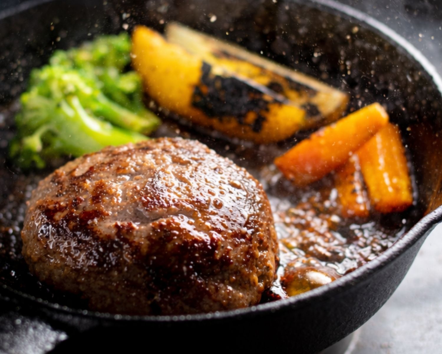 肉の旨み脂の甘みはじける「幻のあさじ牛」特製ハンバーグ